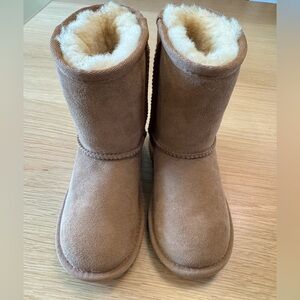 Kids Ugg boots, chestnut color
